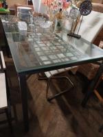 Kovový stůl se sklem                    