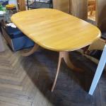 Pěkný jídelní stůl rozkládací           