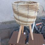 Květináč na nožičkách                   