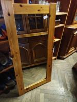 Zrcadlo v dřevěném rámu                 