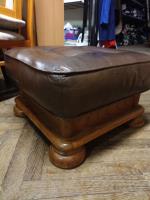 Masivní kožený taburet                  