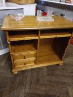 Celomasivni skříňka pod tv              